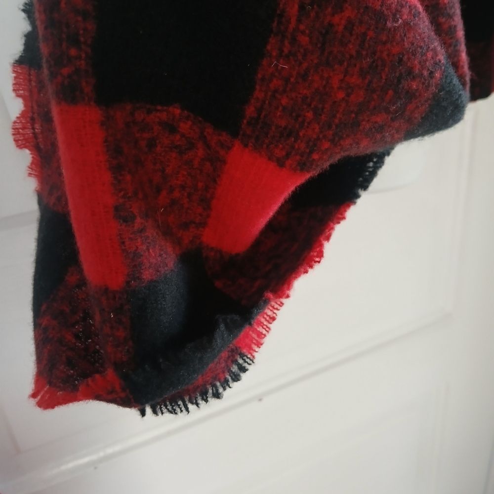 Old Navy Red and Black Buffalo Plaid Blanket Scarf Fringe Hem 26 x 75 Soft - Picture 9 of 14